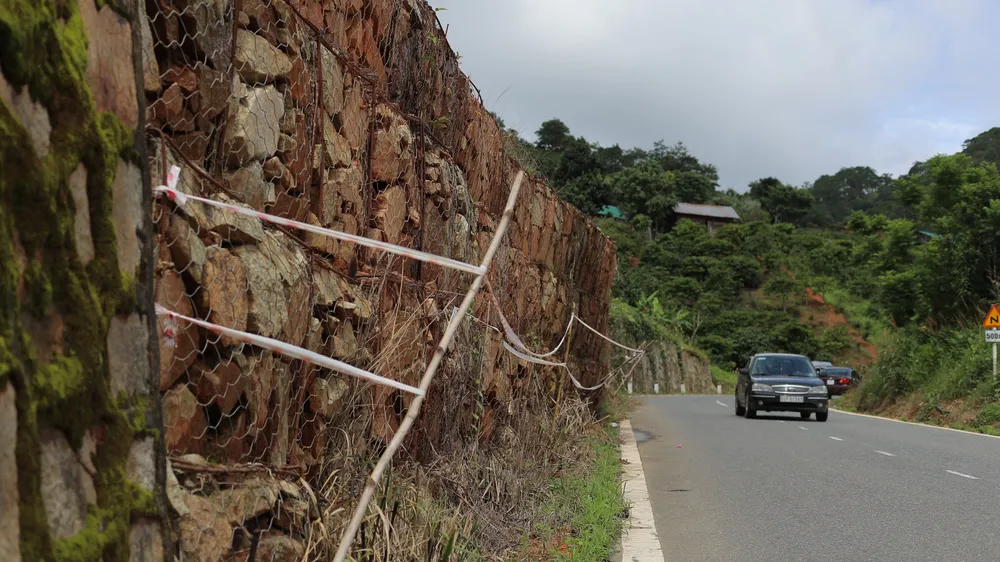 Bờ chắn bằng rọ đá xệ hẳn ra ngoài đường. Ảnh: VT