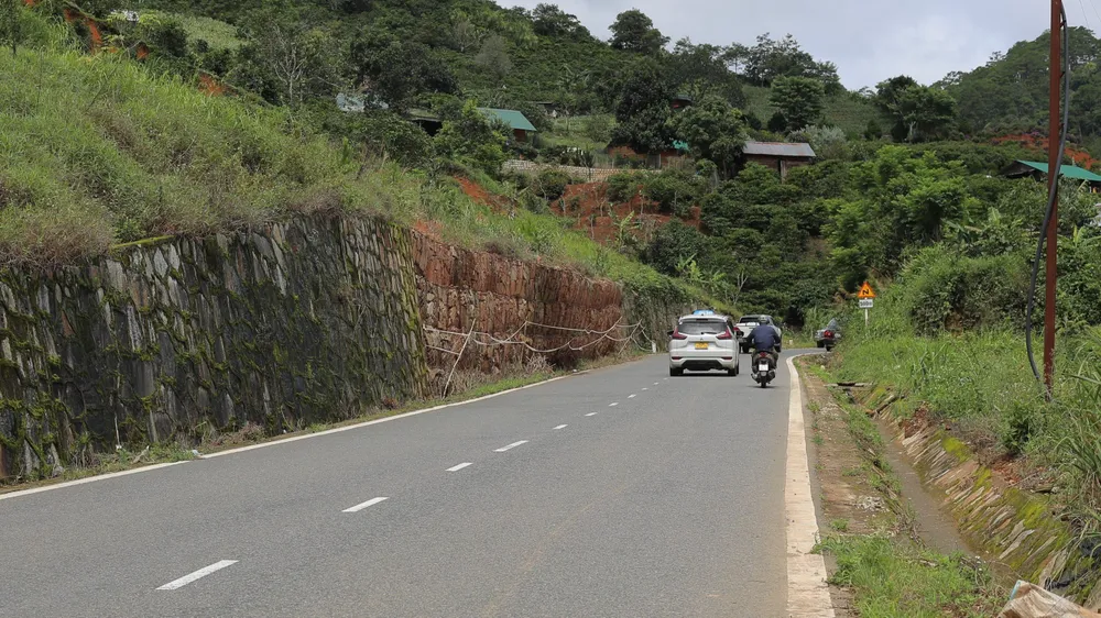 Đây là tuyến đường có nhiều xe cộ lưu thông sau khi Lâm Đồng đóng đèo Prenn để nâng cấp. Ảnh: VT