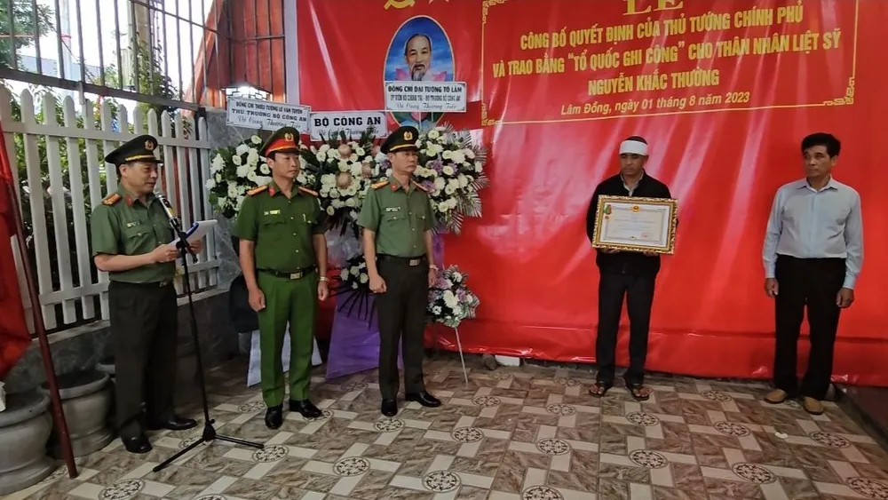 Công an Lâm Đồng tổ chức trao Huân chương bảo vệ Tổ Quốc cho liệt sĩ CSGT hy sinh khi làm nhiệm vụ.