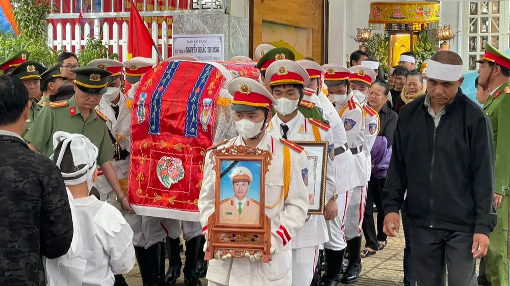 Các CSGT trên đèo Bảo Lộc đã tận lực hết mình vì bình yên cho dân ảnh 3 Các CSGT trên đèo Bảo Lộc đã tận lực hết mình vì bình yên cho dân ảnh 3