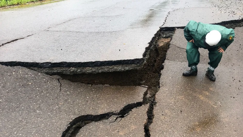 Nhiều đoạn trên đường tránh TP Bảo Lộc bị sụt lún, đứt gãy. Ảnh: VT Nhiều đoạn trên đường tránh TP Bảo Lộc bị sụt lún, đứt gãy. Ảnh: VT