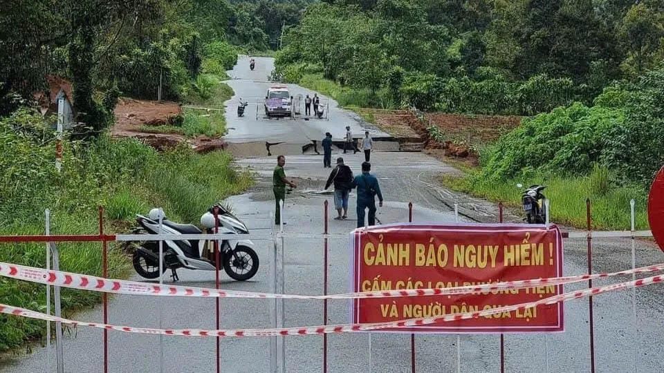 Cơ quan chức năng rào chắn không cho các phương tiện vào đường tránh TP Bảo Lộc do bị sụp lún. Ảnh: VT Cơ quan chức năng rào chắn không cho các phương tiện vào đường tránh TP Bảo Lộc do bị sụp lún. Ảnh: VT