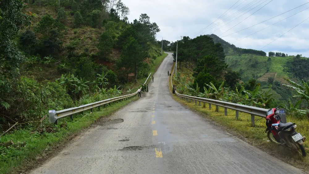 Nhiều ổ gà do Trung và đồng bọn gây ra trên QL28B.