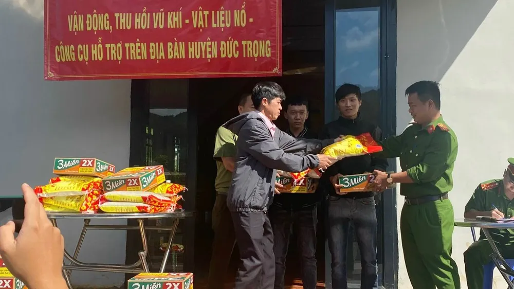 Đồng bào các dân tộc ở huyện Đức Trọng tham gia đổi vũ khí lấy gạo