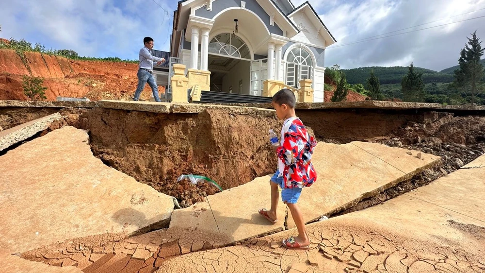 Ngôi nhà xây tiền tỉ của người dân bị đứt gãy, sụp đổ. Ảnh: VÕ TÙNG