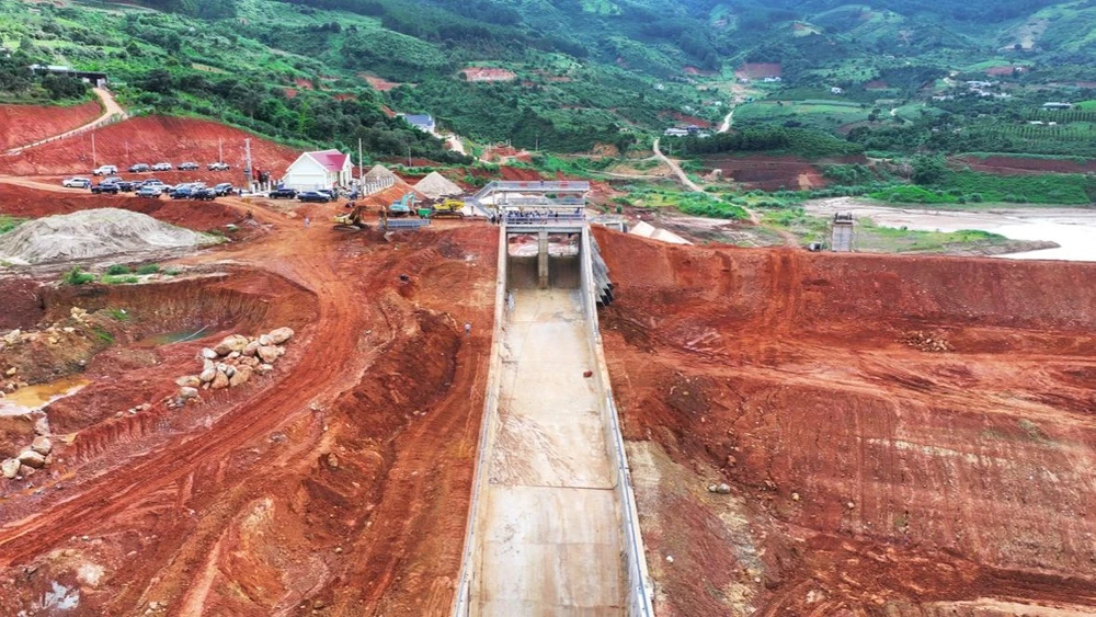 Dự án hồ chứa này có tổng mức đầu tư lên đến gần 500 tỉ đồng. Ảnh: VÕ TÙNG