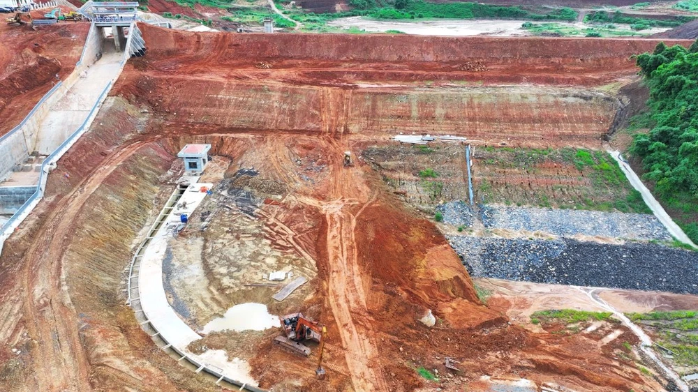 Hồ chứa nước Đông Thanh nằm trên một khối trượt hiện hữu. Ảnh: VÕ TÙNG