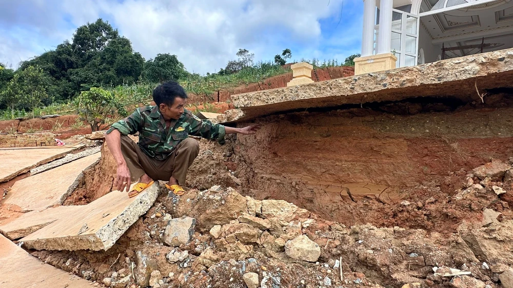 Vết gãy nứt cao hàng mét vẫn tiếp tục sụt lún. Ảnh: VÕ TÙNG