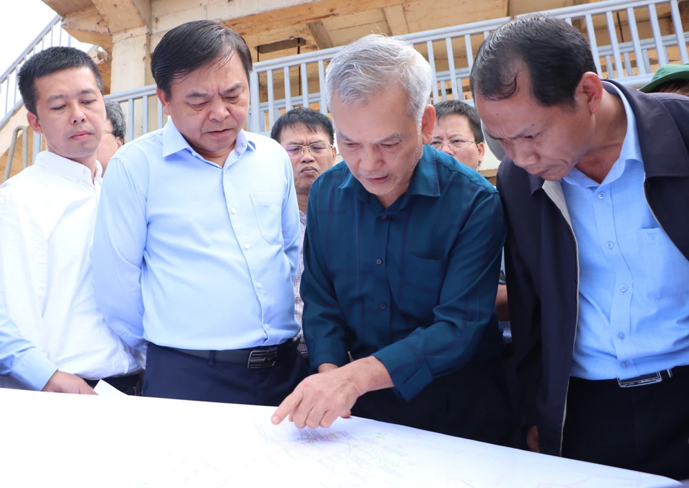 Thứ trưởng Bộ NN&amp;PTNT Nguyễn Hoàng Hiệp tại hiện trường. Ảnh: VÕ TÙNG