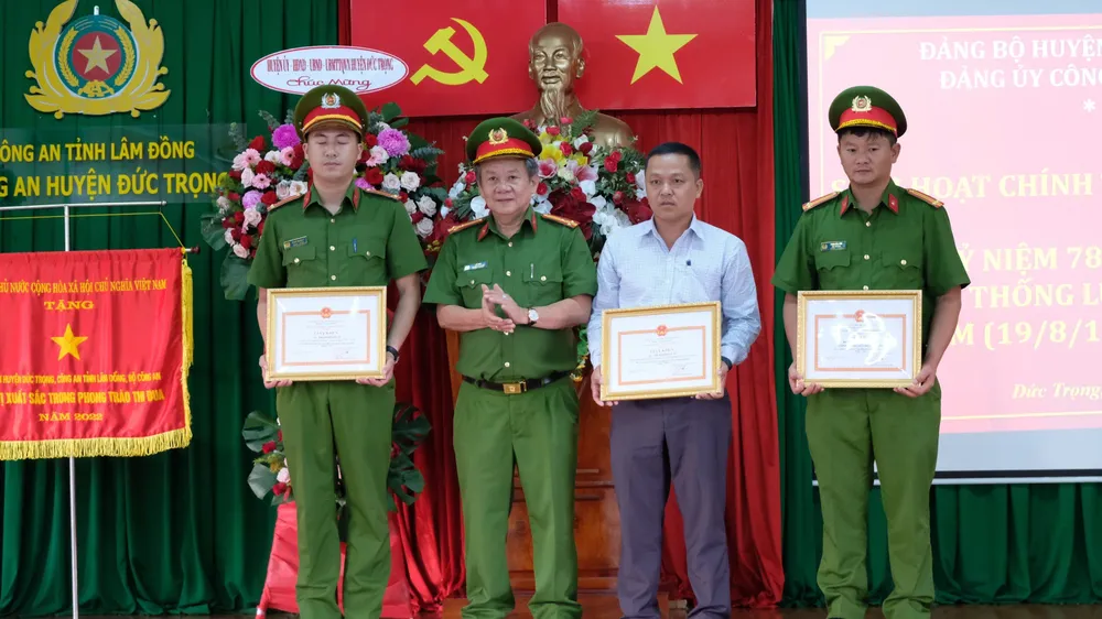 Các tập thể và cá nhân được Giám đốc Công an tỉnh Lâm Đồng khen thưởng