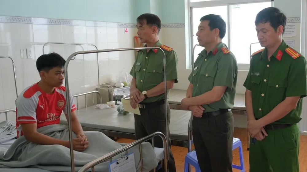 Lãnh đạo công an tỉnh Lâm Đồng thăm hỏi thượng uý Tuấn. Ảnh: CA