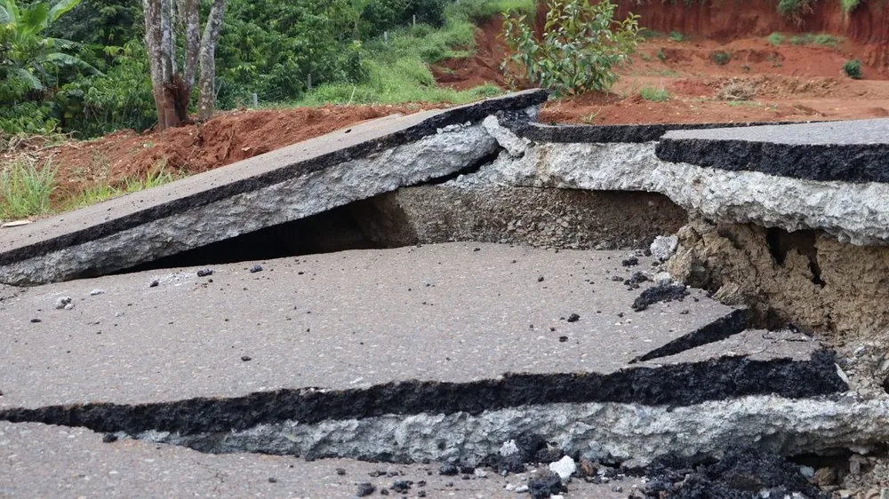 Nhiều người dân phường Lộc Sơn nói rằng, họ không còn đường nào khác để đi về nhà dù đã được được chính quyền cảnh báo. Tuy nhiên, hầu hết đều có cảm giác ớn lạnh mỗi khi phải đi qua tuyến đường tiền tỉ này.