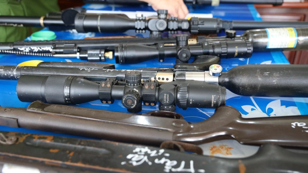 Công an Tây Ninh thu hồi nhiều súng hơi tự chế. Ảnh: VÕ TÙNG