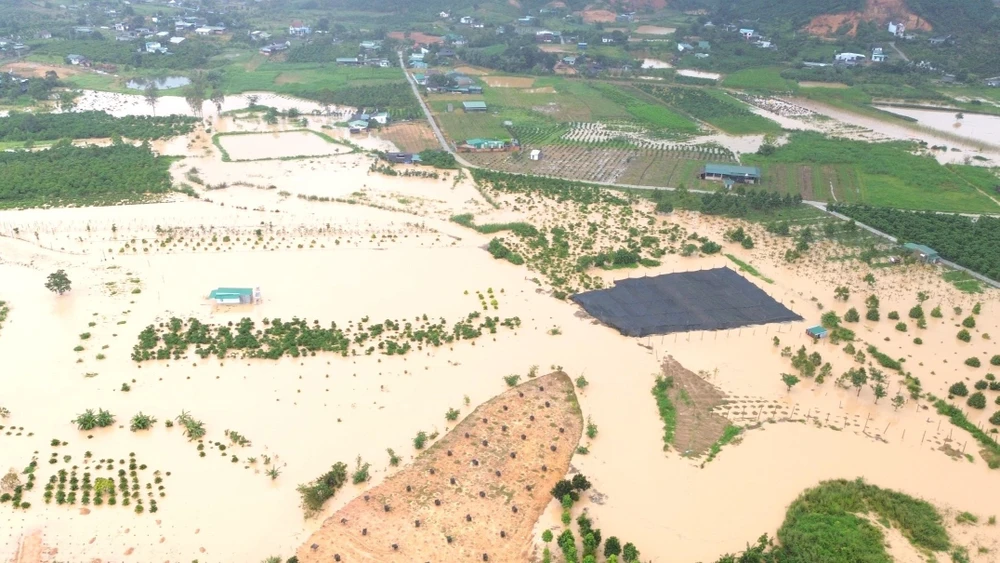 Nhiều địa phương bị ngập sâu sau khi cơn mưa kéo dài.