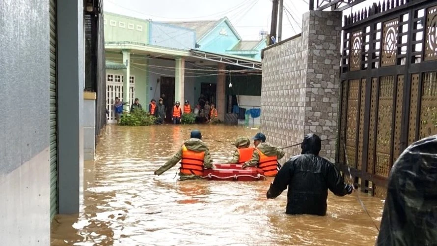 Lực lượng chức năng đi khắp các địa bàn để hỗ trợ người dân.