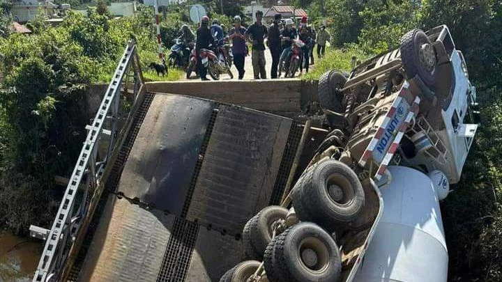 Chiếc xe bồn lọt xuống suối sau khi cầu sập