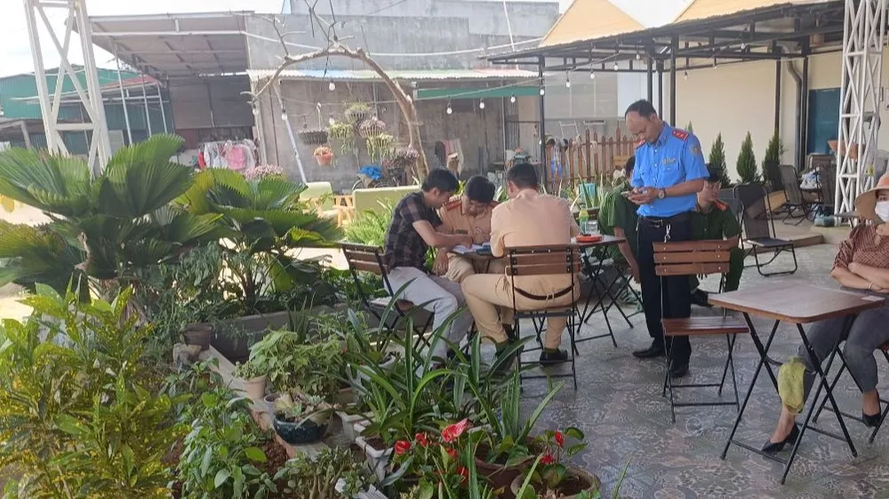 Cơ quan chức năng đang khám nghiệm hiện trường, làm việc với tài xế để điều tra nguyên nhân vụ sập cầu Tà Năng