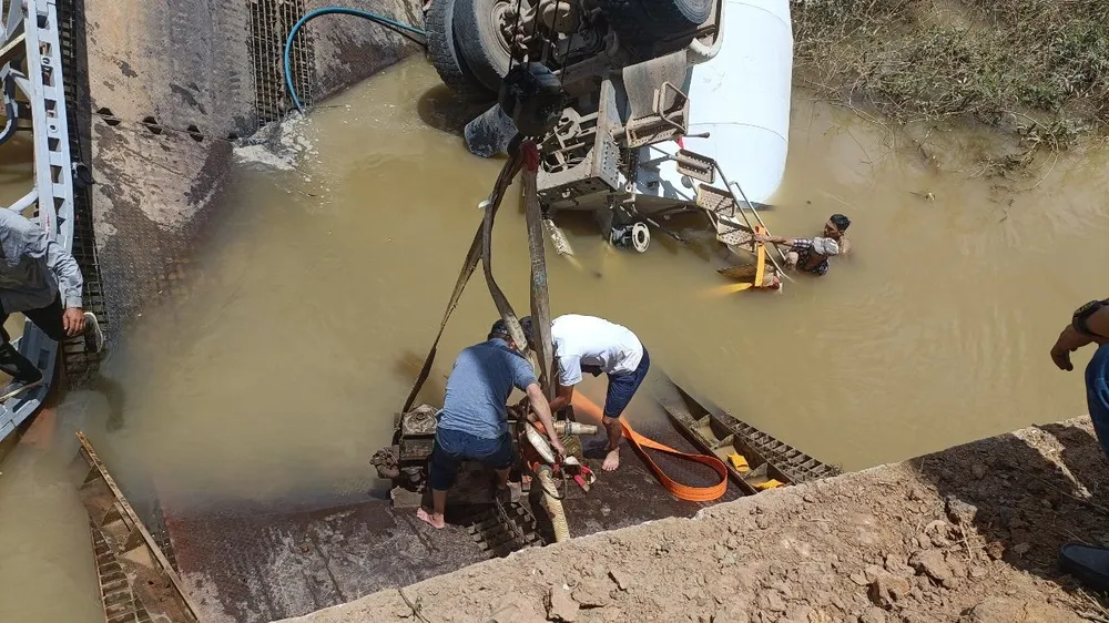 Lực lượng chức năng và người dân đang xả bê tông tươi trong xe bồn.