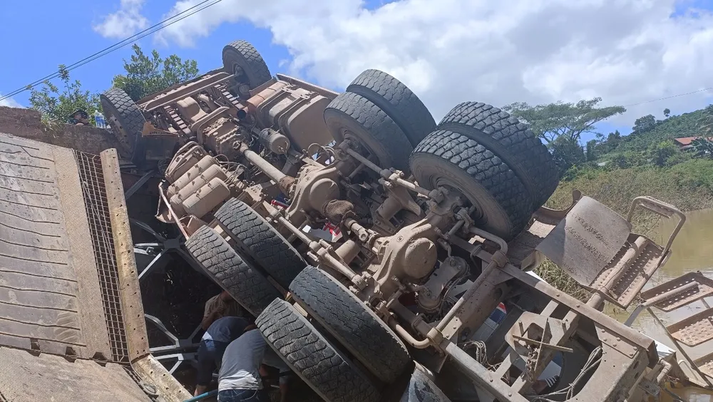 Xe bồn chở bê tông tươi lật xuống suối