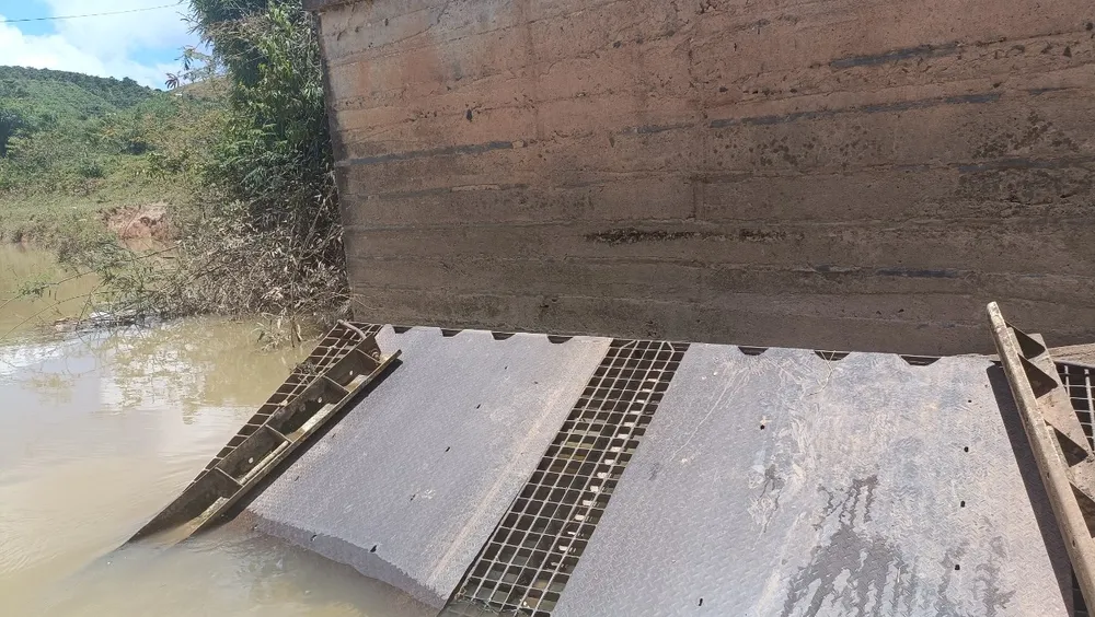 Vỉa sắt trên cầu rơi xuống suối