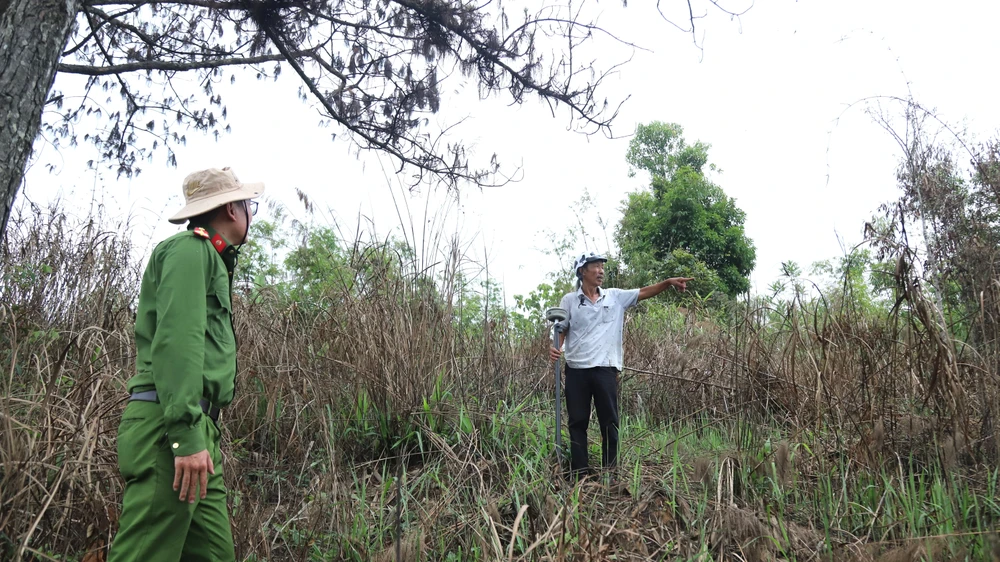 Công an Bảo Lâm khám nghiệm hiện trường để điều tra vụ giao khoán rừng, đất lâm nghiệp.
