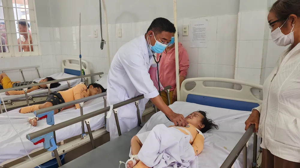 Bốn cháu bé bị bỏng do mắc kẹt trong đám cháy. Bốn cháu bé bị bỏng do mắc kẹt trong đám cháy.