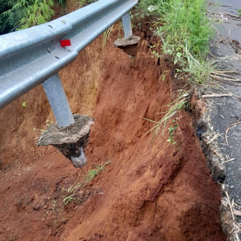 Sạt lở ăn sâu vào đường nhựa, tạo hàm ếch rất nguy hiểm