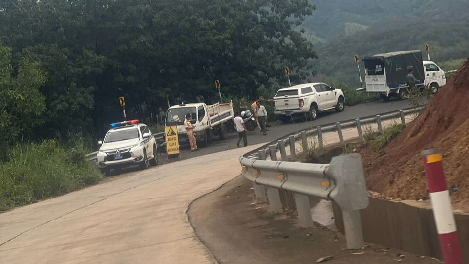 Công an tỉnh Bình Phước chốt chặn để hướng dẫn các phương tiện lưu thông qua đèo 5 cây.