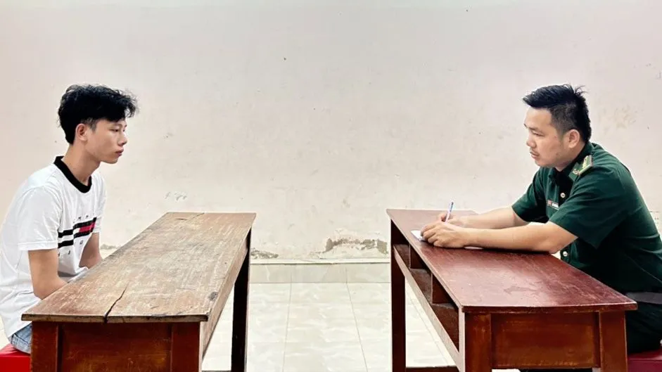 Chiến sĩ Đồn biên phòng CKQT Mộc Bài lấy lời khai