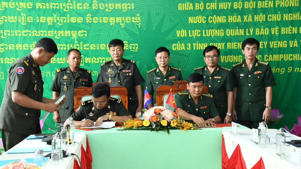 Đại diện BĐBP tỉnh Tây Ninh và Tiểu khu Quân sự tỉnh Tbong Khmum ký kết chương trình phối hợp hoạt động năm 2023. Ảnh: LQ