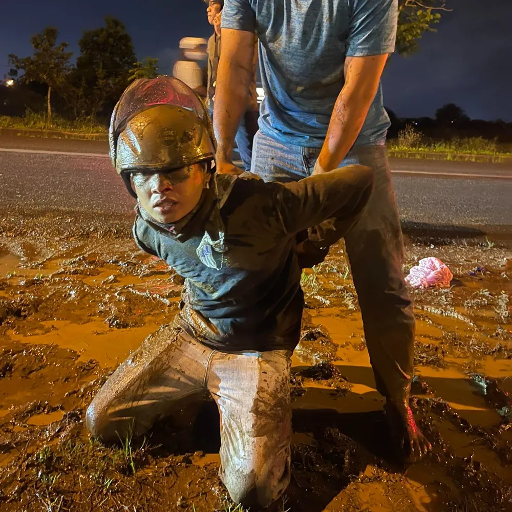 Một nghi can bị bắt giữ. Ảnh: CA