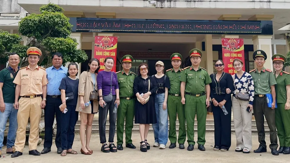 Nhóm thiện nguyện tại TP Dĩ An – tỉnh Bình Dương tặng 100 bình chữa cháy cho các hộ dân ở Đức Trọng