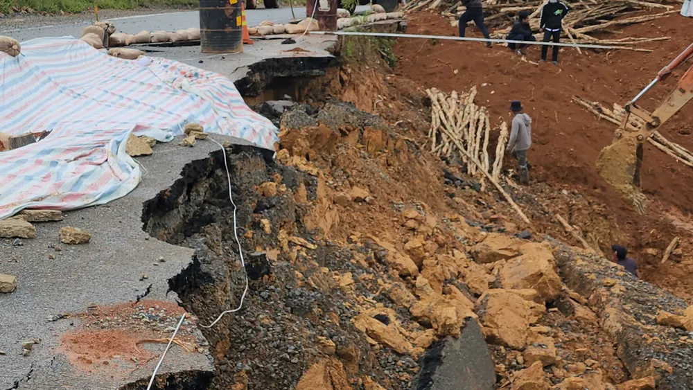 Quốc lộ 27 đang bị sạt lở nghiêm trọng Quốc lộ 27 đang bị sạt lở nghiêm trọng