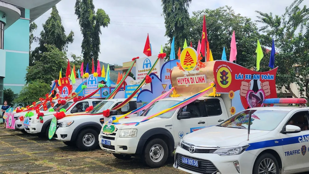 Xe tuyên truyền cổ động của các đội thi. Ảnh: VT Xe tuyên truyền cổ động của các đội thi. Ảnh: VT