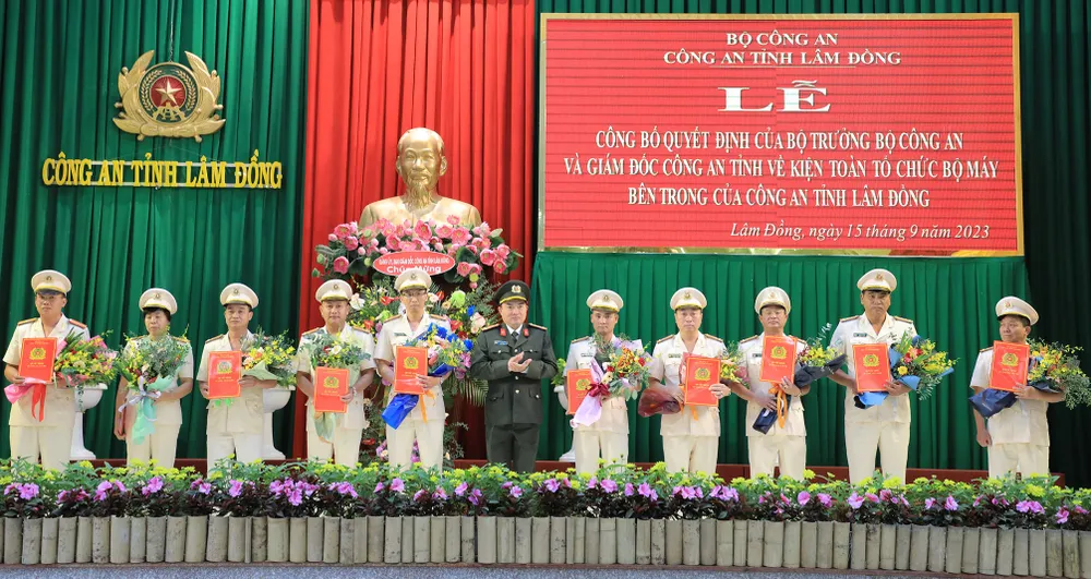 Giám đốc Công an tỉnh trao quyết định điều động và bổ nhiệm 10 lãnh đạo cấp trưởng phòng, lãnh đạo cấp trưởng công an các huyện. IMG_4848.JPG