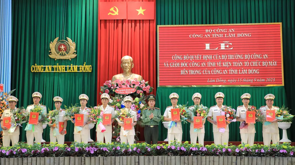 Đại tá Lê Hồng Phong - Phó Giám đốc Công an tỉnh - trao quyết định điều động và bổ nhiệm lãnh đạo cấp phó phòng, phó công an các địa phương. IMG_4865.JPG