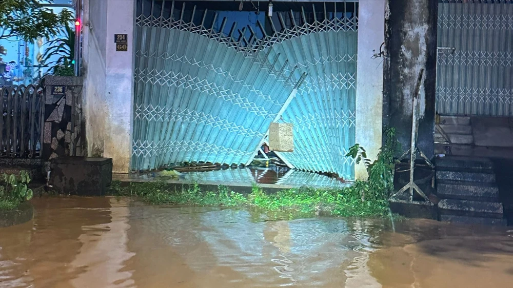Một nhà dân bị nước xô sập cửa nhà IMG_20230917_215048.jpg
