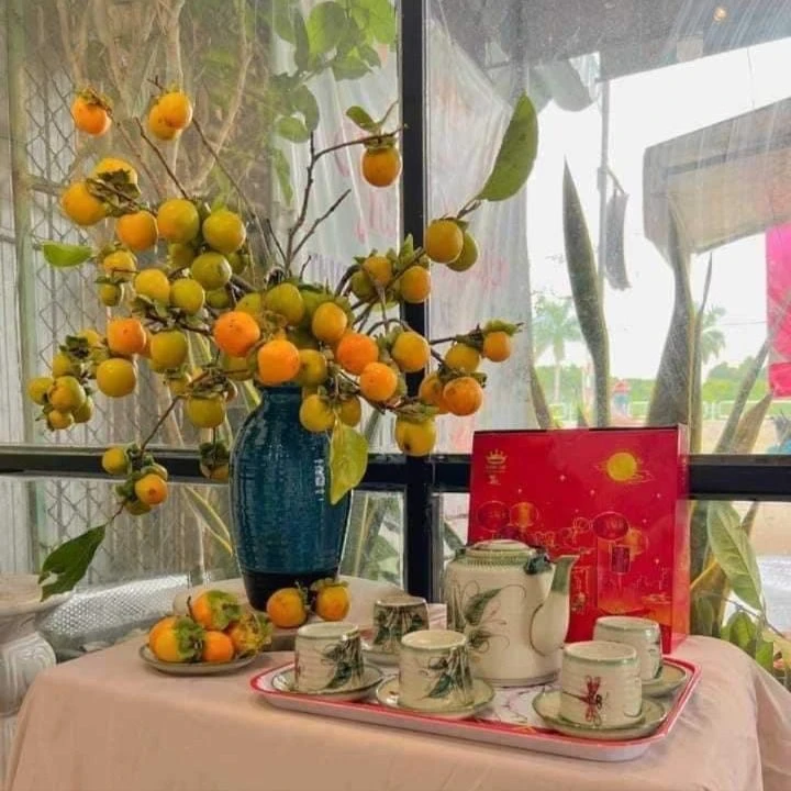 Bình hoa bằng quả hồng mang nét đẹp bình dị như người D'ran hiền hoà, mến khách. Ảnh: CHÂU PHẠM z4706599116893_7c02799fdf3cdc12a6730e0497429f60.jpg