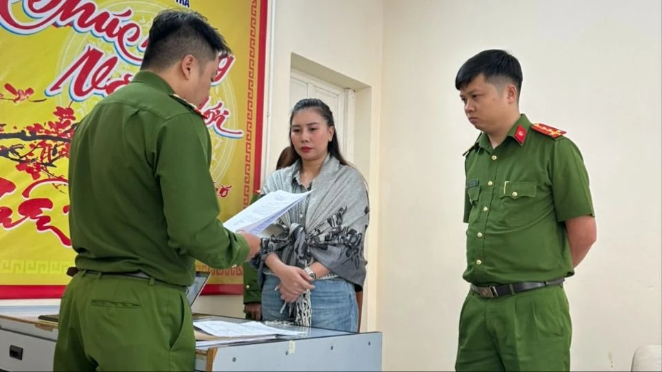 Cơ quan CSĐT - Công an Lâm Đồng đọc lệnh bắt Phi hh-2.jpg