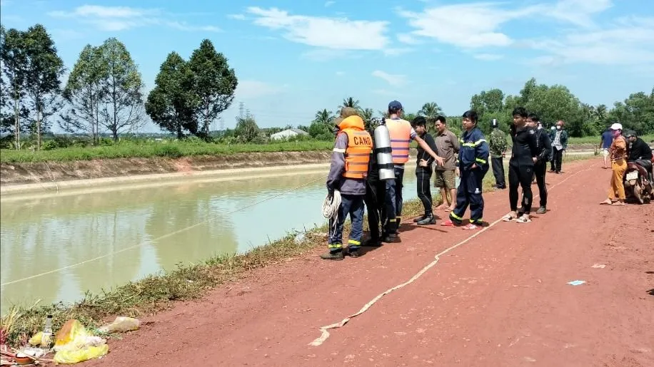 2 người rớt xuống kênh Đông tử vong. Ảnh: VT tn-1.jpg