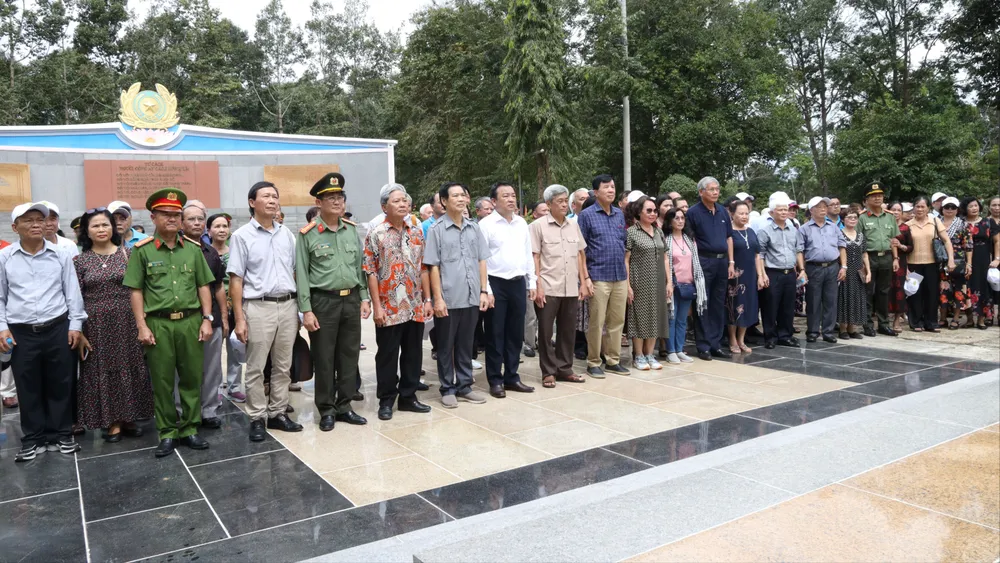 Đoàn Cựu học viên D6AN về nguồn. Ảnh: VT 1.JPG