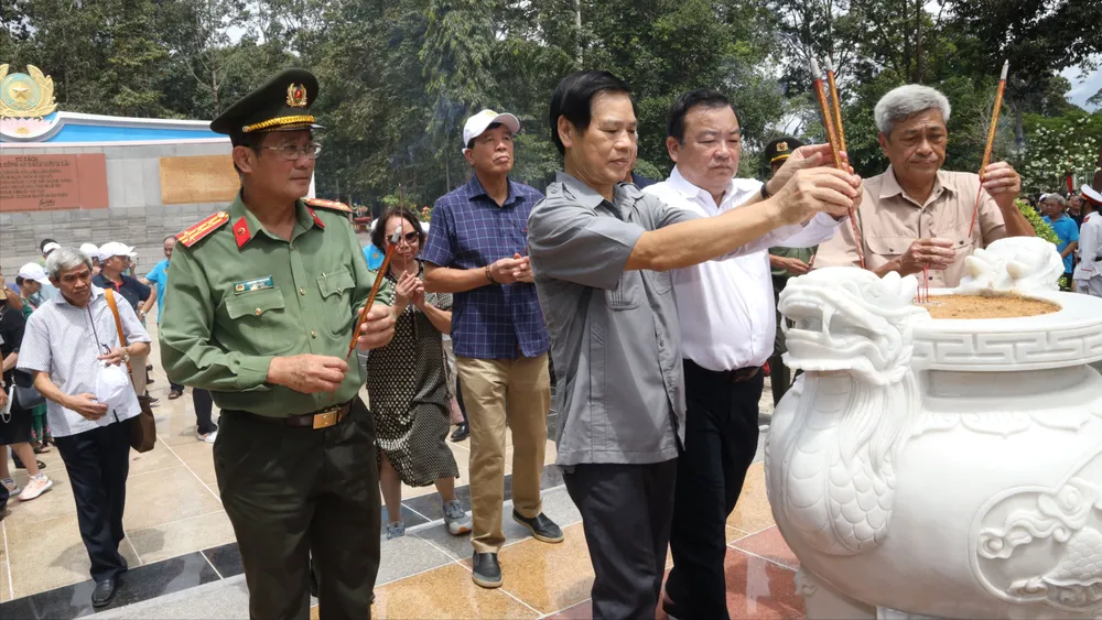 Đại tá Nguyễn Văn Trãi cùng đoàn Cựu học viên D6AN thắp hương tưởng nhớ các anh hùng liệt sĩ. Ảnh: VT 2.JPG