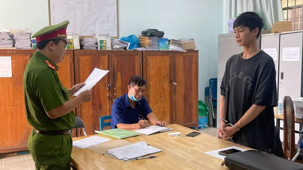 Thanh niên bị bắt vì chiếm đoạt tiền thu hộ đi đánh tài xỉu. Nam shipper bị khởi tố về tội tham ô tài sản