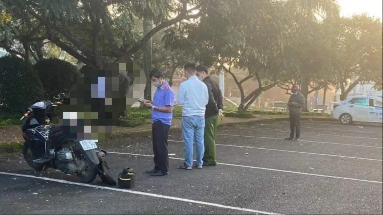 Một tài xế taxi treo cổ tự tử ở quảng trường Bảo Lộc