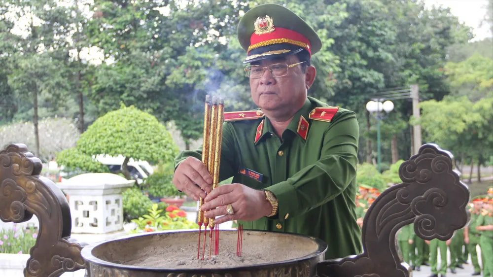 Thiếu tướng Lê Minh Hiếu thắp hương tưởng nhớ các anh hùng liệt sỹ. Ảnh: VT 1310 Thiếu tướng Lê Minh Hiếu thắp hương tưởng nhớ các anh hùng liệt sỹ.JPG