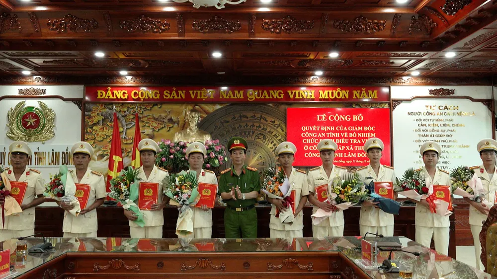 Đại tá Đinh Xuân Huy trao Quyết định Bổ nhiệm Điều tra viên của Giám đốc Công an tỉnh cho các Trưởng, Phó Công an xã. Công an Lâm Đồng bổ nhiệm 67 điều tra viên Công an cấp xã