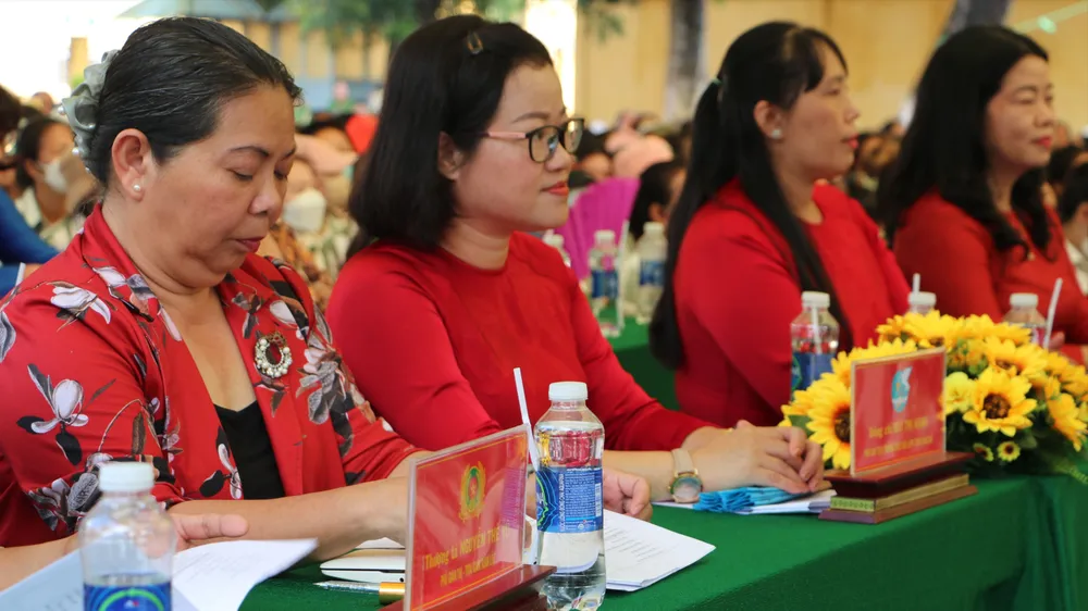 Lãnh đạo Hội LHPN tỉnh Đồng Nai và các đại biểu tham dự buổi giao lưu. Ảnh: VÕ TÙNG trại giam xuân lộc 1.JPG