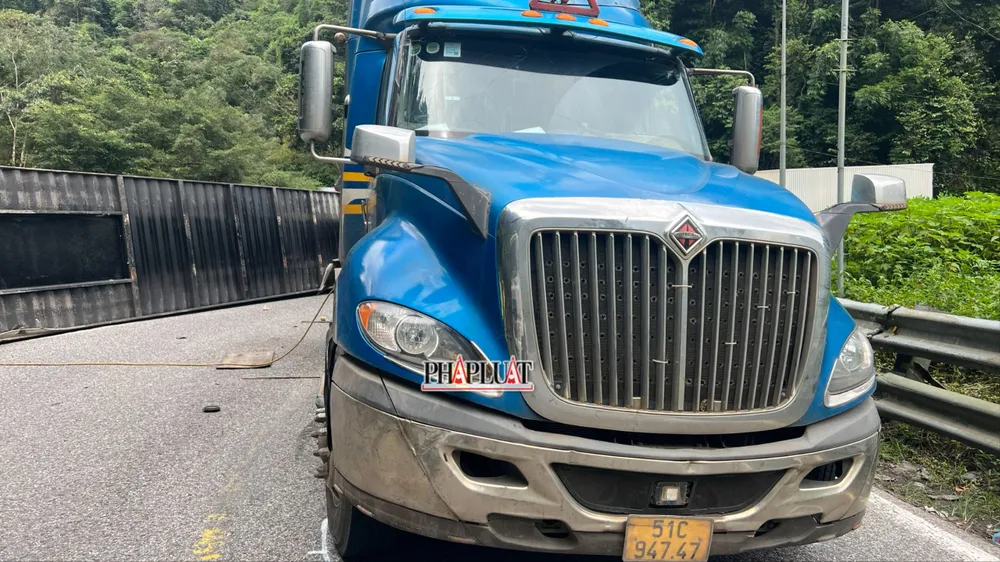 Chiếc xe container bị lật do vào cua không hợp lý. Ảnh: VÕ TÙNG hhh.jpg