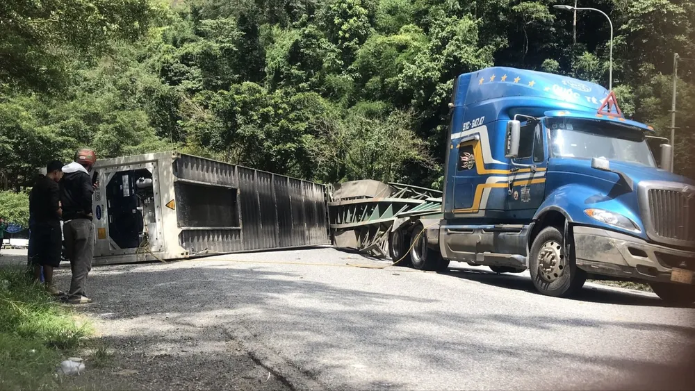 Thùng container lật trên đèo Bảo Lộc. Ảnh: VÕ TÙNG Đèo Bảo Lộc ùn tắc do container rớt xuống đường
