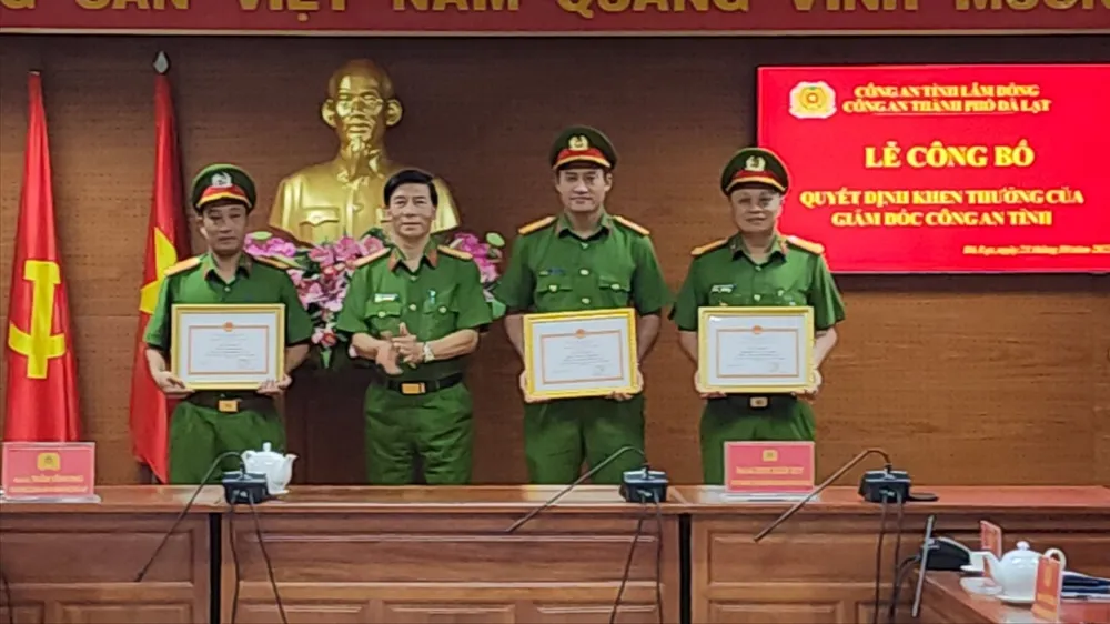 Dịp này lãnh đạo Công an tỉnh Lâm Đồng thưởng nóng Công an TP Đà Lạt 10 triệu đồng. Công an Lâm Đồng khen thưởng vụ cứu bé 6 tuổi ở Đà Lạt